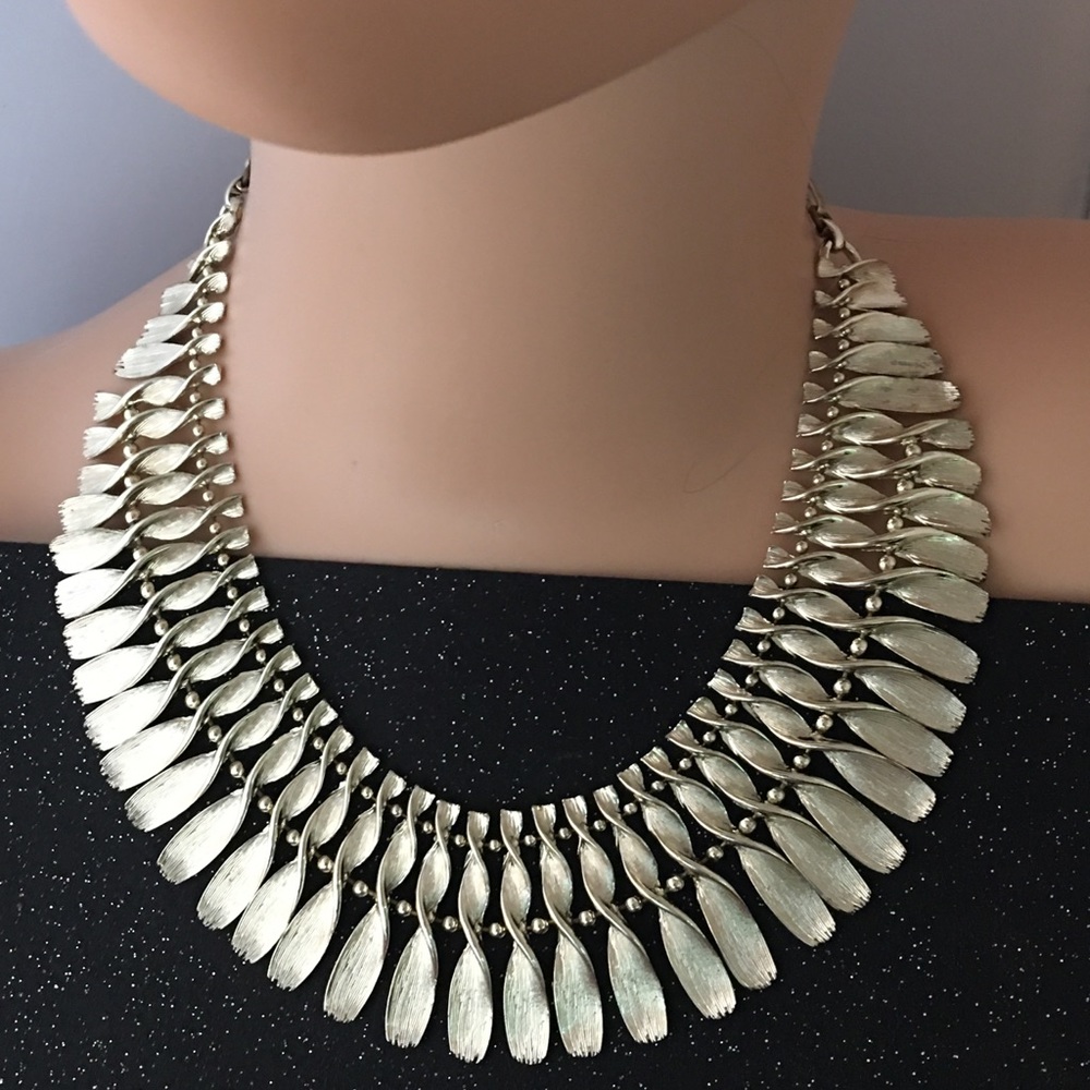 STUNNING METAL ART NECKLACE